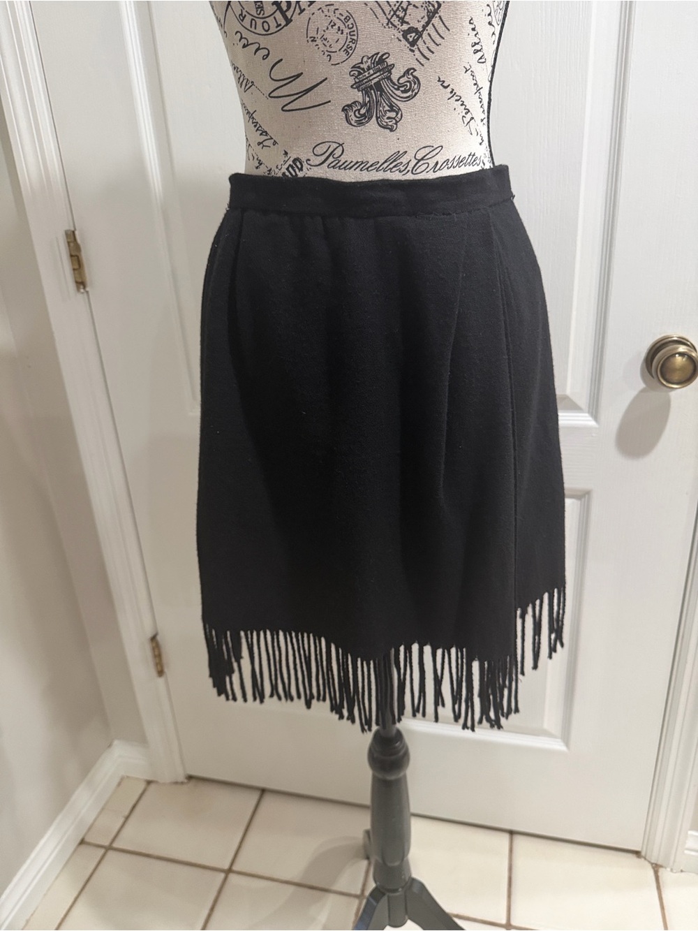 Vintage Anne Klein II 100% Pure Wool Black Fringe Skirt size 4-6 (see pictures)